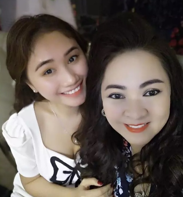 Xuất hiện người cả gan chen ngang khi bà Phương Hằng đang livestream 2 Xuất hiện người cả gan chen ngang khi bà Phương Hằng đang livestream 2