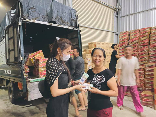 Xuất hiện người ra mặt tố Thủy Tiên gây sức ép xóa hết dữ liệu trong lần đi từ thiện tại Huế 3 Xuất hiện người ra mặt tố Thủy Tiên gây sức ép xóa hết dữ liệu trong lần đi từ thiện tại Huế 3