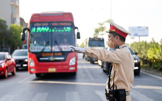 Phó thủ tướng yêu cầu các địa phương không đưa quy định riêng gây cản trở giao thông 2 Phó thủ tướng yêu cầu các địa phương không đưa quy định riêng gây cản trở giao thông 2