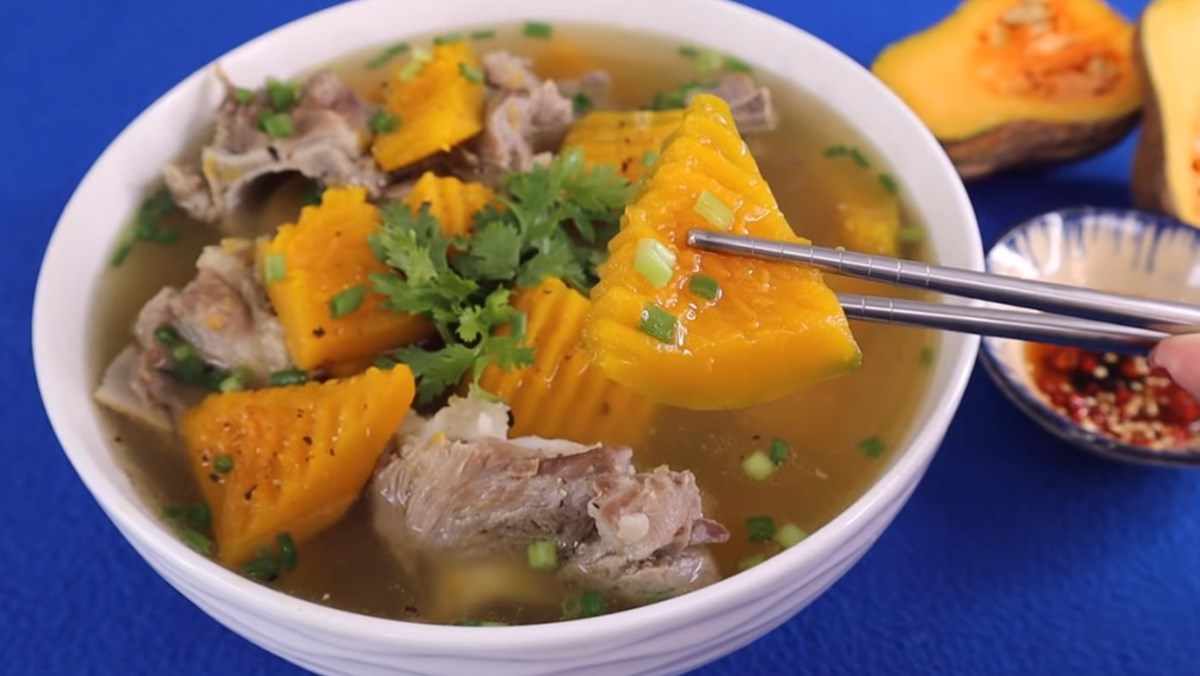Món canh bí đỏ hầm xương bổ dưỡng dễ ăn. Ảnh internet Món canh bí đỏ hầm xương bổ dưỡng dễ ăn. Ảnh internet