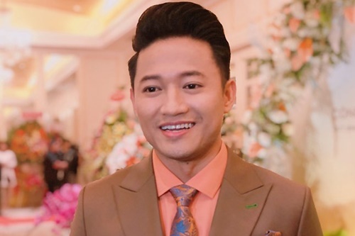Quý Bình hạnh phúc và không khỏi xúc động khi hay tin cực vui từ bà xã. Ảnh: Internet Quý Bình hạnh phúc và không khỏi xúc động khi hay tin cực vui từ bà xã. Ảnh: Internet