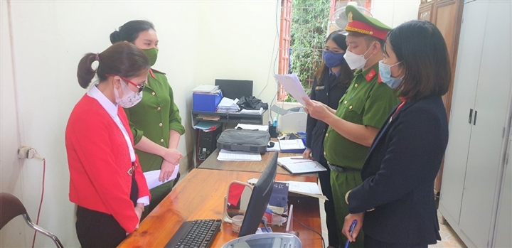 Tin tức pháp luật 24h: Angela Phương Trinh bị phạt, Triệt phá đường dây môi giới 2 Tin tức pháp luật 24h: Angela Phương Trinh bị phạt, Triệt phá đường dây môi giới 2