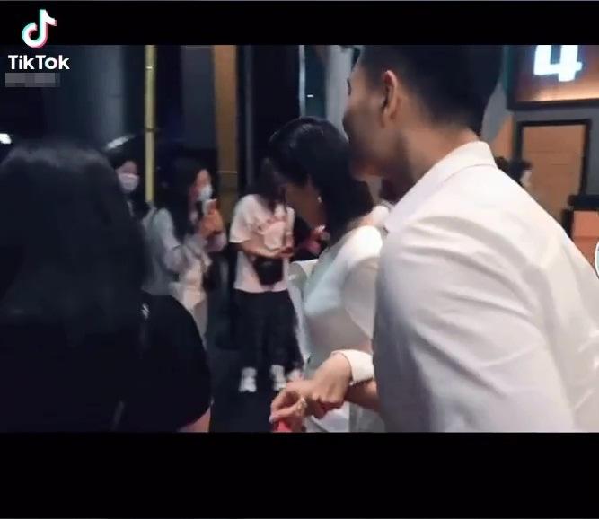 Clip quay lén phơi bày thái độ của Lệ Quyên dành cho Lâm Bảo Châu chốn đông người 1 Clip quay lén phơi bày thái độ của Lệ Quyên dành cho Lâm Bảo Châu chốn đông người 1