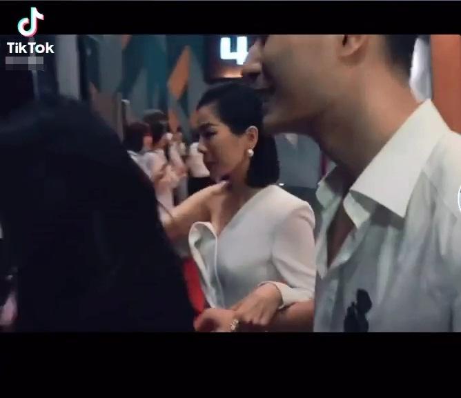 Clip quay lén phơi bày thái độ của Lệ Quyên dành cho Lâm Bảo Châu chốn đông người 2 Clip quay lén phơi bày thái độ của Lệ Quyên dành cho Lâm Bảo Châu chốn đông người 2