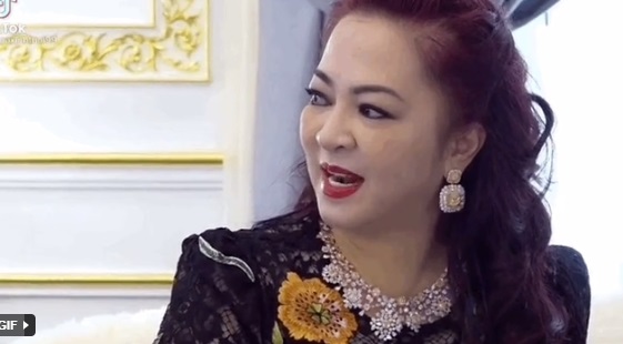 Bà Phương Hằng bị camera giấu kín bóc trần con người thật: 1 chi tiết khiến CĐM ngạc nhiên 3 Bà Phương Hằng bị camera giấu kín bóc trần con người thật: 1 chi tiết khiến CĐM ngạc nhiên 3