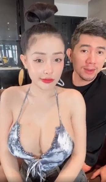Ngân 98 diện chiếc áo trễ này khoe vòng 1 gợi cảm. Ảnh cắt từ clip Ngân 98 diện chiếc áo trễ này khoe vòng 1 gợi cảm. Ảnh cắt từ clip
