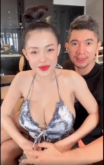 Lương Bằng Quang vội lấy tay che chắn khi Ngân 98 gặp sự cố trang phục trên livestream. Ảnh cắt từ clip Lương Bằng Quang vội lấy tay che chắn khi Ngân 98 gặp sự cố trang phục trên livestream. Ảnh cắt từ clip