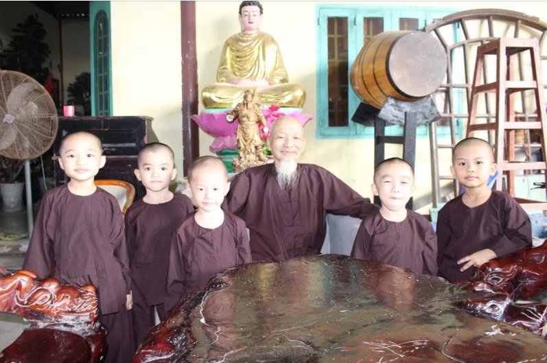 Sư thầy Tịnh thất Bồng Lai tiết lộ quan hệ thật với người đang giúp bà Phương Hằng 3 Sư thầy Tịnh thất Bồng Lai tiết lộ quan hệ thật với người đang giúp bà Phương Hằng 3