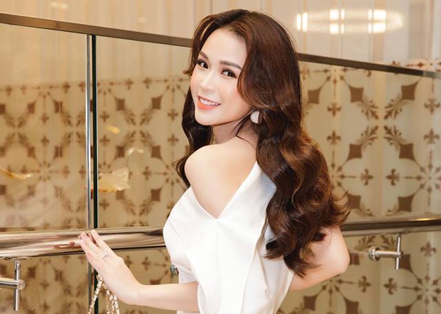 Phản ứng của 'hot girl 50 tỷ' Sam khi bị nghi có quan hệ đặc biệt với 'ông trùm' Điền Quân - Ảnh 4 Phản ứng của 'hot girl 50 tỷ' Sam khi bị nghi có quan hệ đặc biệt với 'ông trùm' Điền Quân - Ảnh 4