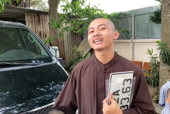 Tịnh Phạn Bồng Lai bị lộ clip khoe siêu xe đắt tiền nhờ 'xin' 2