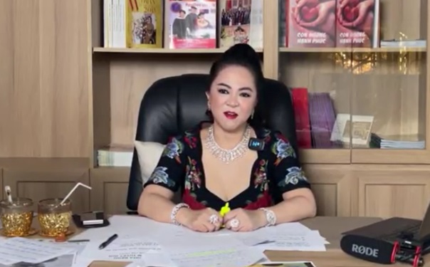 Điều khiến bà Phương Hằng 'đau đầu' trước mỗi giờ lên sóng livestream 4 Điều khiến bà Phương Hằng 'đau đầu' trước mỗi giờ lên sóng livestream 4