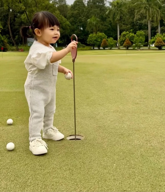 Bé Suchin tỏ ra thích thú khi được đến sân golf. Ảnh FBNV Bé Suchin tỏ ra thích thú khi được đến sân golf. Ảnh FBNV