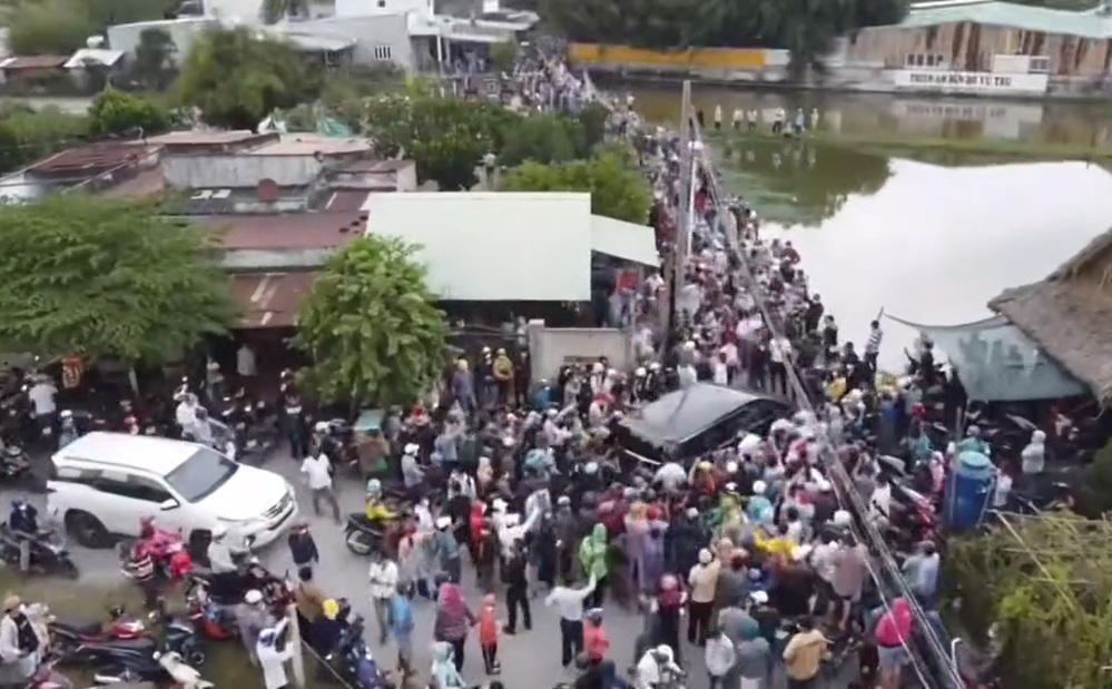Bức ảnh phơi bày sự thật về sức hút của bà Phương Hằng khi 'vi hành' đến Tịnh thất Bồng Lai 1 Bức ảnh phơi bày sự thật về sức hút của bà Phương Hằng khi 'vi hành' đến Tịnh thất Bồng Lai 1
