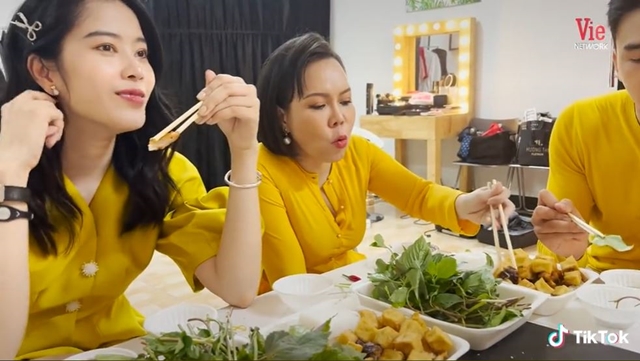 Bị Việt Hương khơi lại 'nỗi đau' với Trường Giang, Nam Em có thái độ dửng dưng không quan tâm. Ảnh internet Bị Việt Hương khơi lại 'nỗi đau' với Trường Giang, Nam Em có thái độ dửng dưng không quan tâm. Ảnh internet