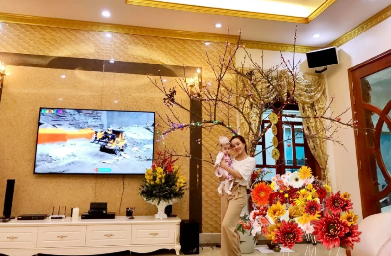 Vy Oanh lộ diện tiều tụy, thất thần với đôi mắt sưng húp sau liên hoàn phốt - Ảnh 1 Vy Oanh lộ diện tiều tụy, thất thần với đôi mắt sưng húp sau liên hoàn phốt - Ảnh 1