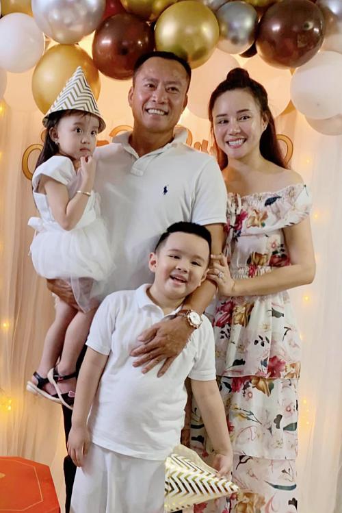 Gia đình hạnh phúc của Vy Oanh. Ảnh internet