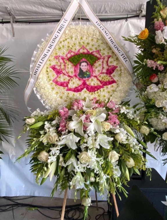 Xôn xao hình ảnh danh hài Hoài Linh có mặt trong đám tang của cố ca sĩ Phi Nhung 2