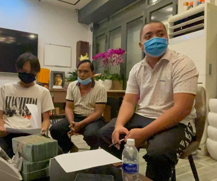 Hồ Văn Cường nhận lại tiền cát-xê từ ê-kíp của cố ca sĩ Phi Nhung. Ảnh internet Hồ Văn Cường nhận lại tiền cát-xê từ ê-kíp của cố ca sĩ Phi Nhung. Ảnh internet