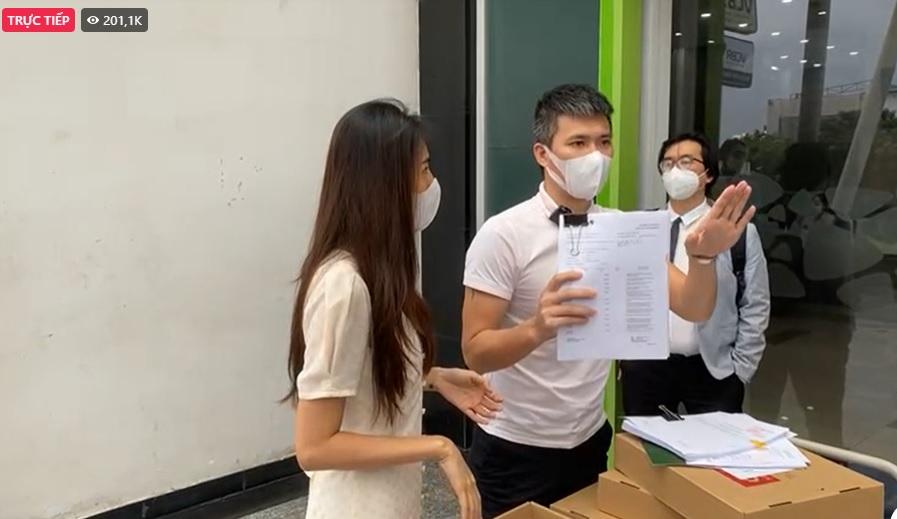 Vợ chồng Thủy Tiên - Công Vinh đến ngân hàng sao kê. Ảnh internet Vợ chồng Thủy Tiên - Công Vinh đến ngân hàng sao kê. Ảnh internet