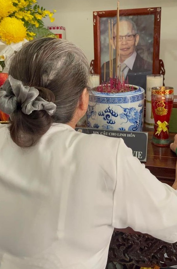 49 ngày bố ruột, Dương Triệu Vũ nghẹn ngào chia sẻ khoảnh khắc mẹ nhớ về người chồng quá cố. Ảnh FBNV 49 ngày bố ruột, Dương Triệu Vũ nghẹn ngào chia sẻ khoảnh khắc mẹ nhớ về người chồng quá cố. Ảnh FBNV
