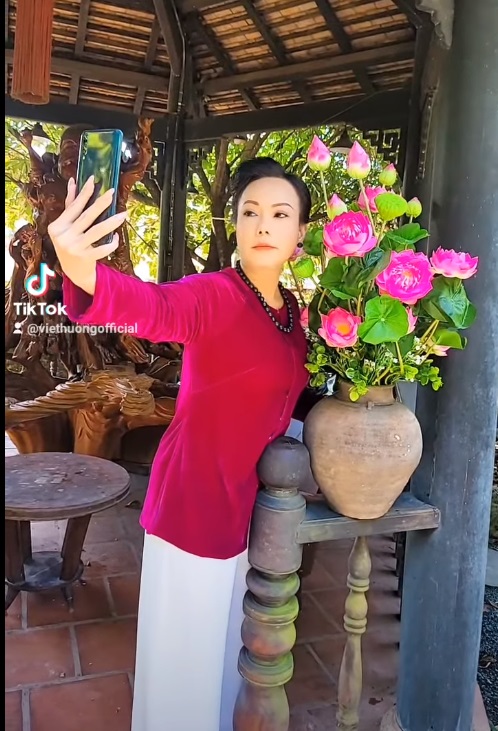 Việt Hương hoảng hốt vì bị 'cuỗm' điện thoại ngay trước mắt nhưng CĐM lại cười 'hả hê' - Ảnh 1 Việt Hương hoảng hốt vì bị 'cuỗm' điện thoại ngay trước mắt nhưng CĐM lại cười 'hả hê' - Ảnh 1