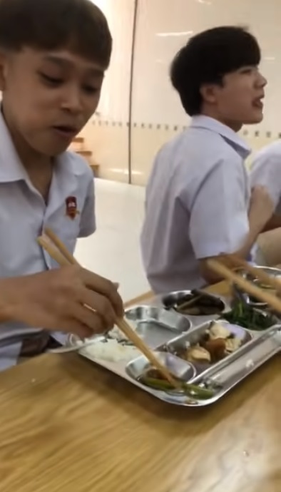 Xôn xao clip Hồ Văn Cường tươi rói đi ăn ở trường học nhưng sự thật clip này được thực hiện khi con nuôi cố ca sĩ Phi Nhung học cấp 3. Ảnh cắt từ clip