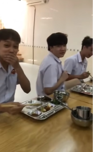 Xôn xao clip Hồ Văn Cường tươi rói đi ăn ở trường học: Sự thật gây hụt hẫng - Ảnh 1 Xôn xao clip Hồ Văn Cường tươi rói đi ăn ở trường học: Sự thật gây hụt hẫng - Ảnh 1