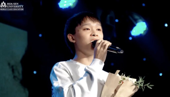 Hồ Văn Cường đối diện với số tiền lớn phải chi trả hàng năm sau khi mẹ Phi Nhung qua đời. Ảnh internet Hồ Văn Cường đối diện với số tiền lớn phải chi trả hàng năm sau khi mẹ Phi Nhung qua đời. Ảnh internet