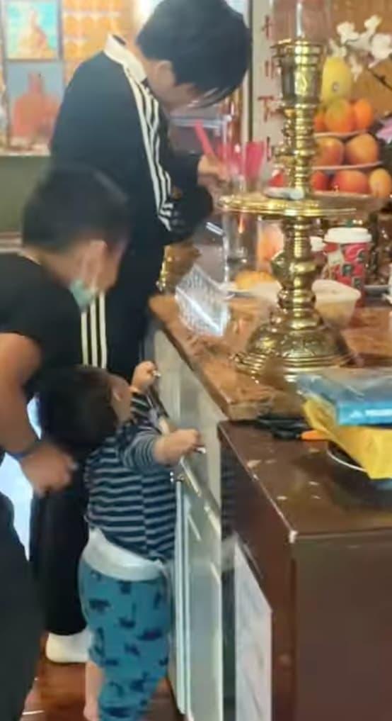 Sự ngây thơ, hồn nhiên của cháu ngoại cố ca sĩ Phi Nhung bên bàn thờ bà khiến nhiều người xót xa. Ảnh cắt từ clip Sự ngây thơ, hồn nhiên của cháu ngoại cố ca sĩ Phi Nhung bên bàn thờ bà khiến nhiều người xót xa. Ảnh cắt từ clip