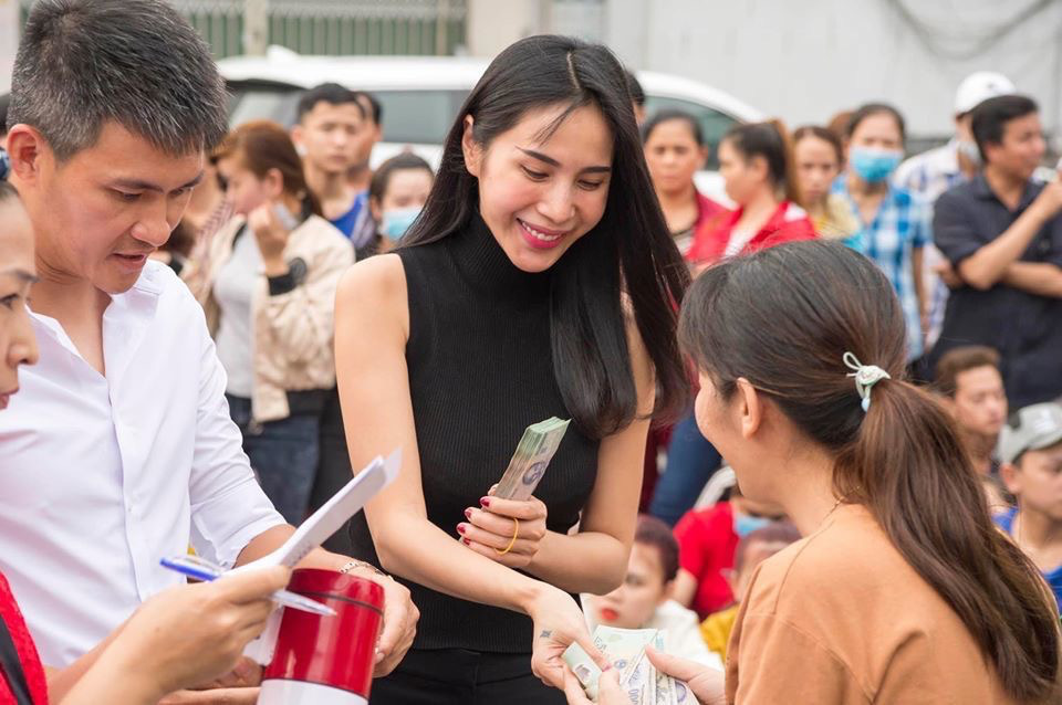 Vợ chồng Thủy Tiên trong đợt làm từ thiện. Ảnh internet Vợ chồng Thủy Tiên trong đợt làm từ thiện. Ảnh internet