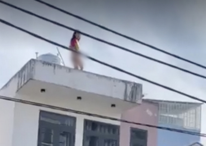 Tin tức pháp luật 24h: Cảnh sát dùng xe thang giải cứu cô gái la hét nhảy múa trên mái nhà 1