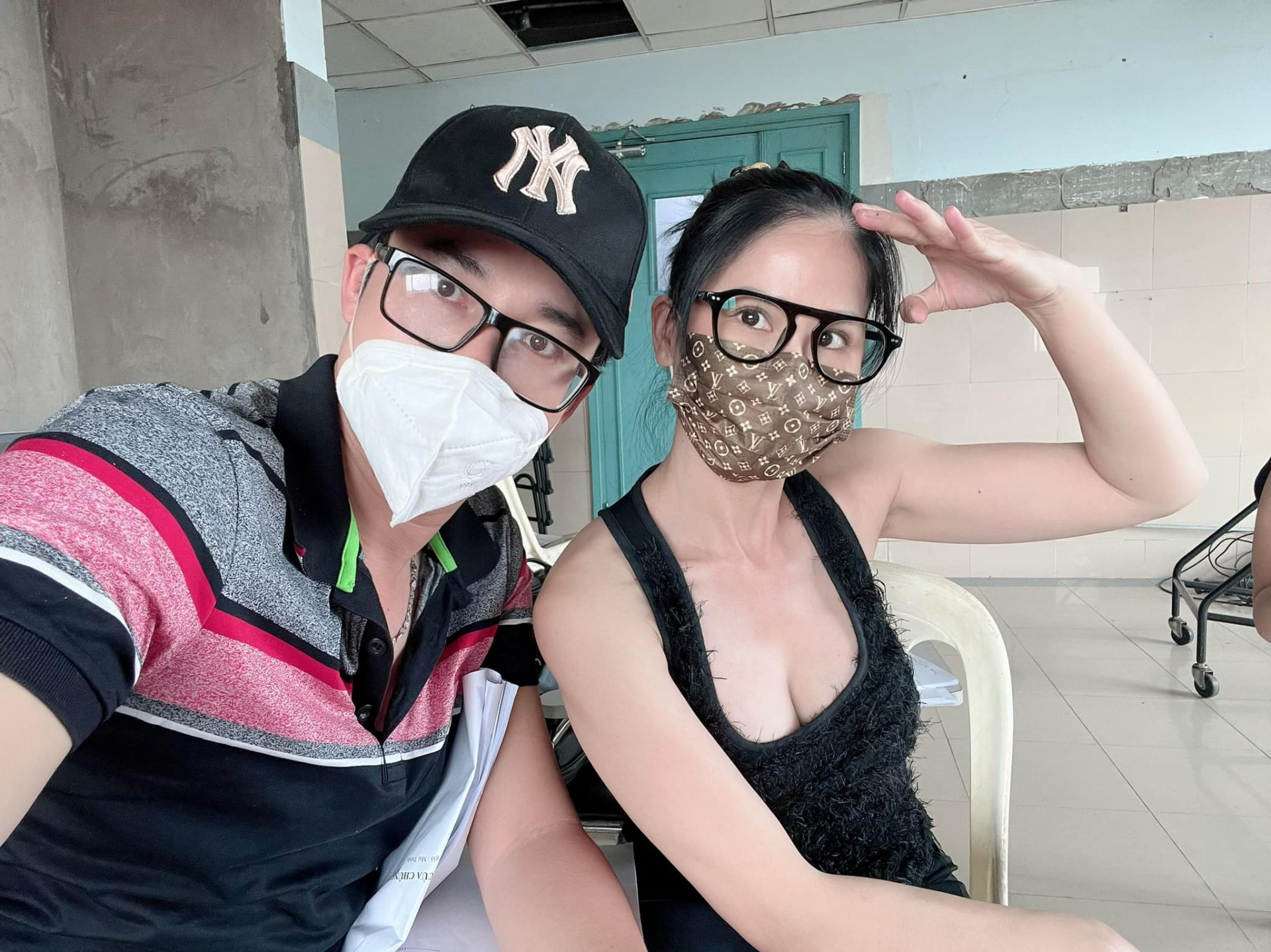 Khoe ảnh hậu trường, tình cũ Lê Công Tuấn Anh khiến CĐM khó có thể rời mắt vì chiếc áo hở bạo. Ảnh FBNV Khoe ảnh hậu trường, tình cũ Lê Công Tuấn Anh khiến CĐM khó có thể rời mắt vì chiếc áo hở bạo. Ảnh FBNV