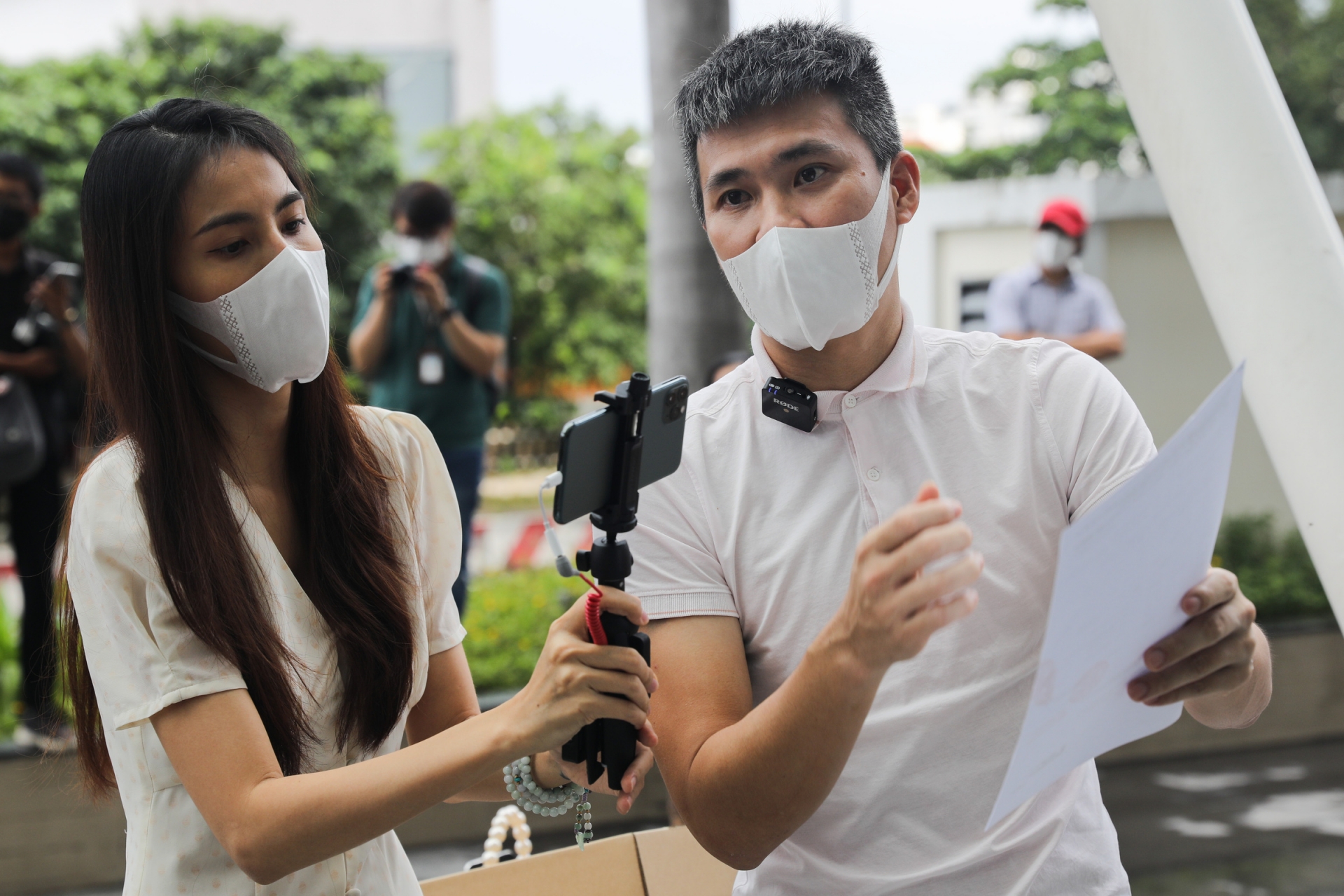 Vợ chồng Công Vinh sao kê tại ngân hàng. Ảnh internet Vợ chồng Công Vinh sao kê tại ngân hàng. Ảnh internet