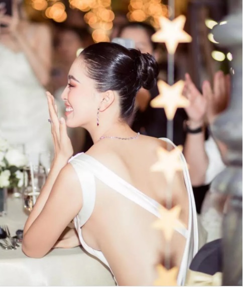 Hoa hậu Tiểu Vy phô diễn đường cong nuột nà với bộ váy hở bạo 1