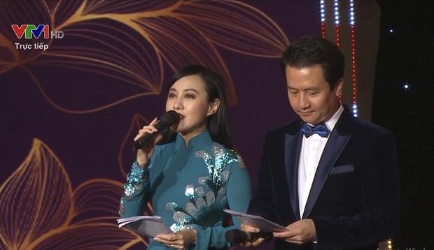Vẫn giọng nói truyền cảm, ngọt ngào nhưng BTV Hoài Anh lại ở một vị trí hoàn toàn khác. Ảnh internet Vẫn giọng nói truyền cảm, ngọt ngào nhưng BTV Hoài Anh lại ở một vị trí hoàn toàn khác. Ảnh internet