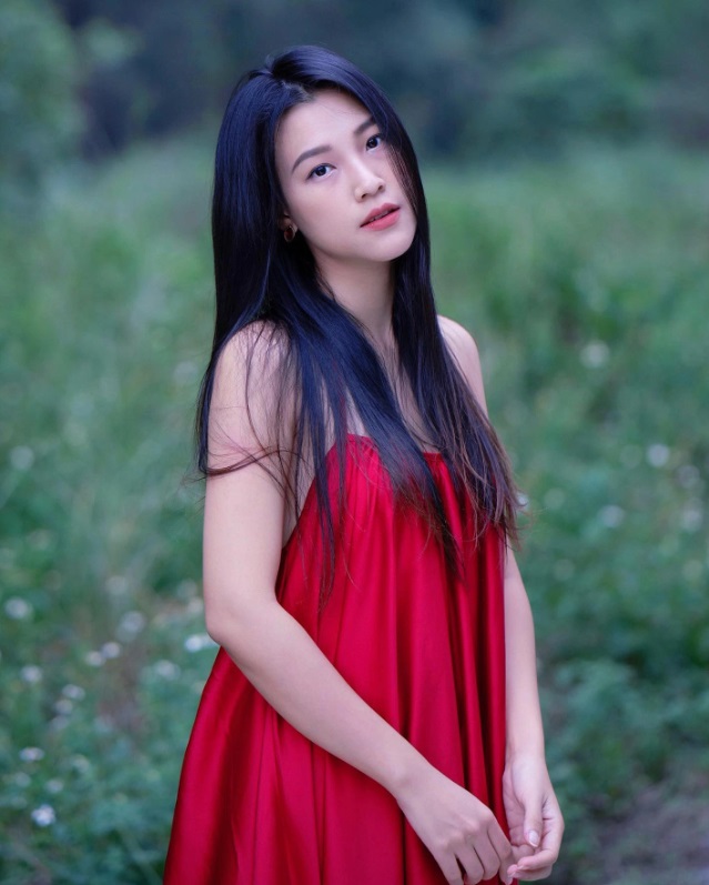 Á hậu Hoàng Oanh dịu dàng với mái tóc dài, việc xuống tóc của nữ MC là điều khá bất ngờ với người hâm mộ. Ảnh internet Á hậu Hoàng Oanh dịu dàng với mái tóc dài, việc xuống tóc của nữ MC là điều khá bất ngờ với người hâm mộ. Ảnh internet