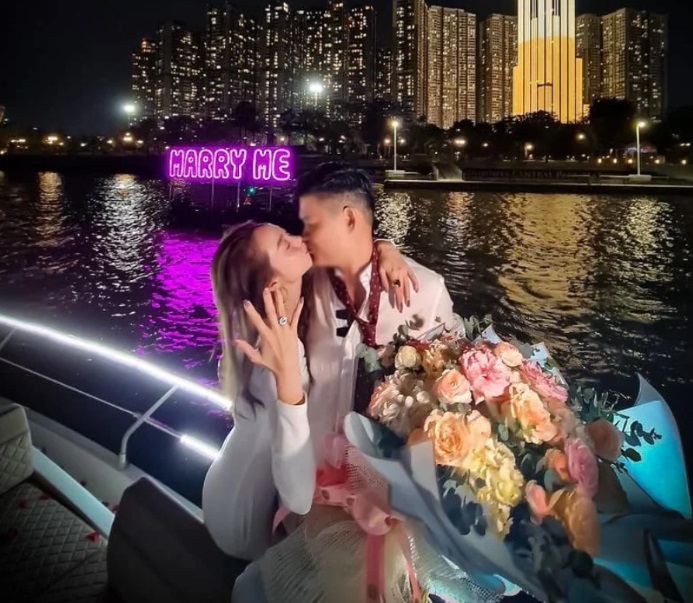 Minh Hằng khoe được chồng cầu hôn ngọt ngào sau 6 năm hẹn hò yêu đương bí mật và chính thức theo chồng bỏ cuộc chơi. Ảnh internet