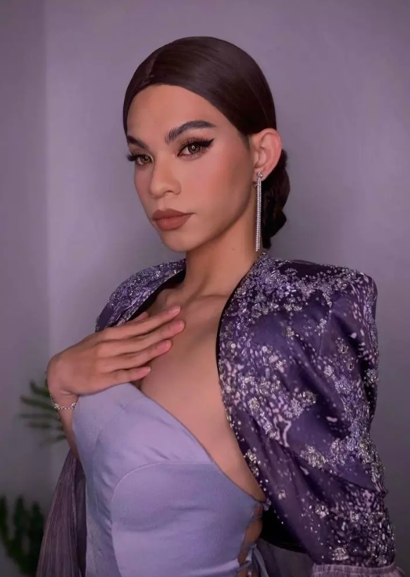 Alex Dương sở hữu gương mặt góc cạnh đến lông mày, đôi mắt, khóe miệng rất giống với Hồ Ngọc Hà. Ảnh internet