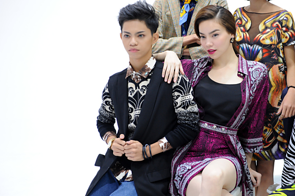 Dương Bá Thảo trong lần gặp gỡ thần tượng Hồ Ngọc Hà khi có cơ duyên tham gia một chương trình gameshow do Hồ Ngọc Hà làm giám khảo. Ảnh internet