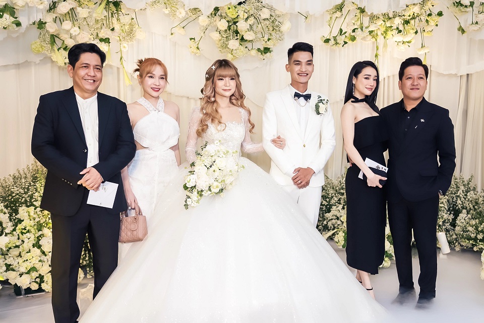 Đám cưới Mạc Văn Khoa tổ chức tại TPHCM với nhiều nghệ sĩ đình đám tham dự. Ảnh internet