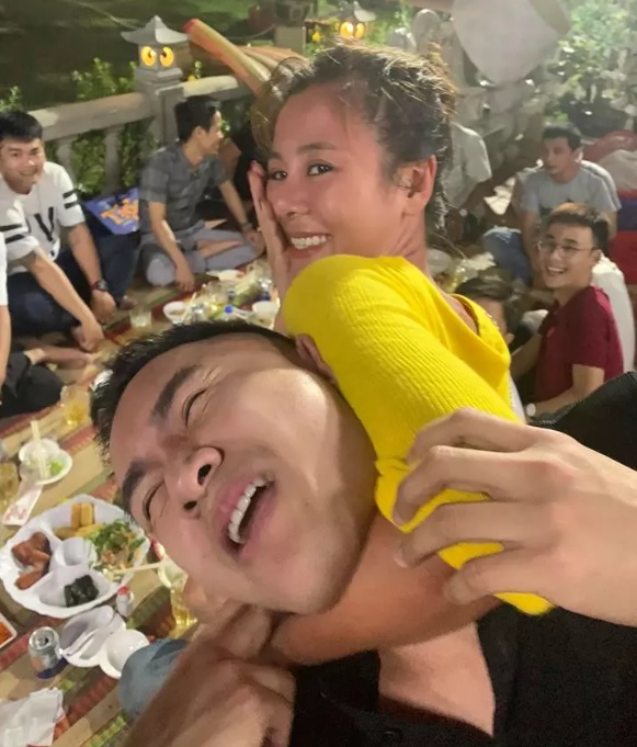 Nam Thư và con trai Hoài Linh thân mật bên nhau làm rộ lên tin đồn hẹn hò. Ảnh internet Nam Thư và con trai Hoài Linh thân mật bên nhau làm rộ lên tin đồn hẹn hò. Ảnh internet