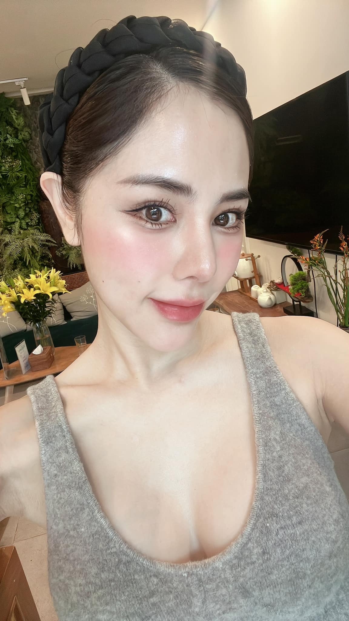 Nữ MC nóng bỏng nhất nhì VTV thâm thúy đáp trả khi bị chê 'xấu đến phát sợ' - Ảnh 1 Nữ MC nóng bỏng nhất nhì VTV thâm thúy đáp trả khi bị chê 'xấu đến phát sợ' - Ảnh 1