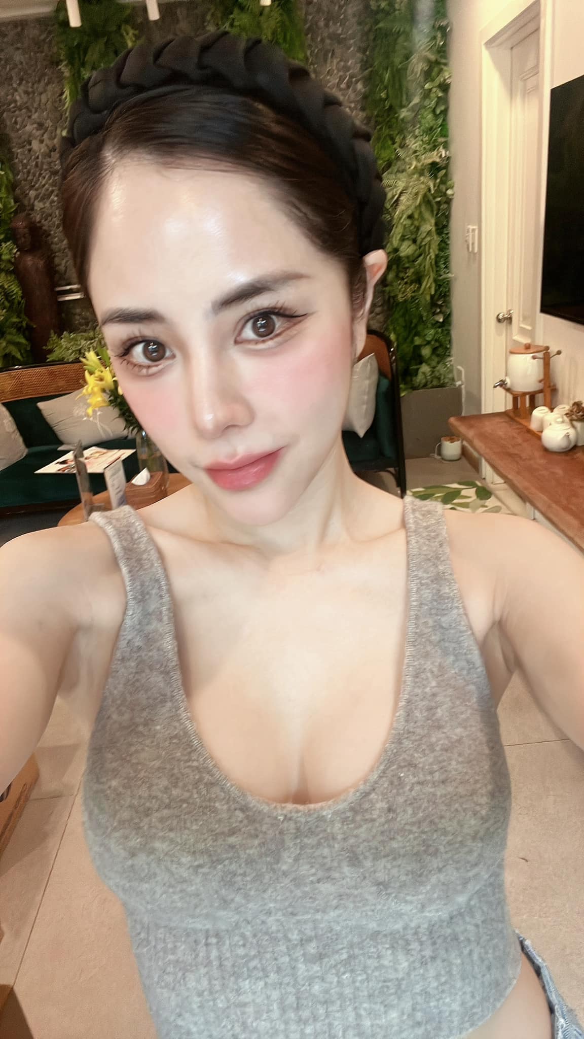 Nữ MC nóng bỏng nhất nhì VTV khoe nhan sắc xinh đẹp sau khi nhận lại những bình luận chê bai về nhan sắc. Ảnh FBNV