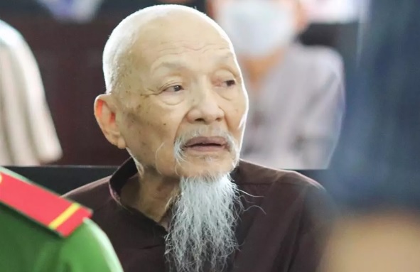 'Thầy ông nội' Lê Tùng Vân vỗ ngực tự hào trước tòa về các con. Ảnh internet 'Thầy ông nội' Lê Tùng Vân vỗ ngực tự hào trước tòa về các con. Ảnh internet