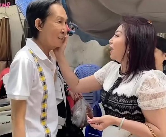Nghẹn lòng ngoại hình 'ông hoàng cải lương' Vũ Linh sau cơn bạo bệnh Nghẹn lòng ngoại hình 'ông hoàng cải lương' Vũ Linh sau cơn bạo bệnh