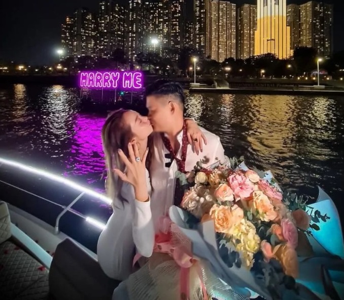 Minh Hằng khoe khoảnh khắc ngọt ngào bạn trai cầu hôn. Ảnh internet