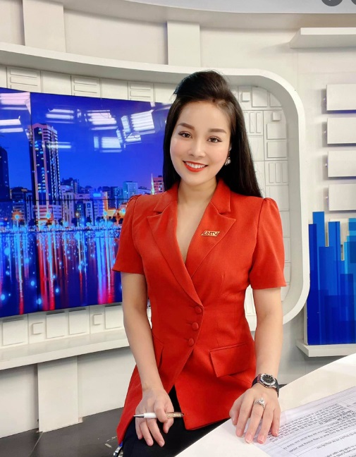 Ngoài đam mê đóng phim, hot girl Nhật ký Vàng Anh Minh Hương còn đảm nhận vai trò MC thời sự của một kênh truyền hình. Ảnh internet
