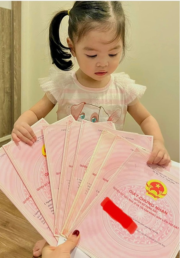 Khoe 8 sổ đỏ, bạn gái Trần Bảo Sơn có gia thế chẳng kém cạnh Trương Ngọc Ánh. Ảnh internet Khoe 8 sổ đỏ, bạn gái Trần Bảo Sơn có gia thế chẳng kém cạnh Trương Ngọc Ánh. Ảnh internet