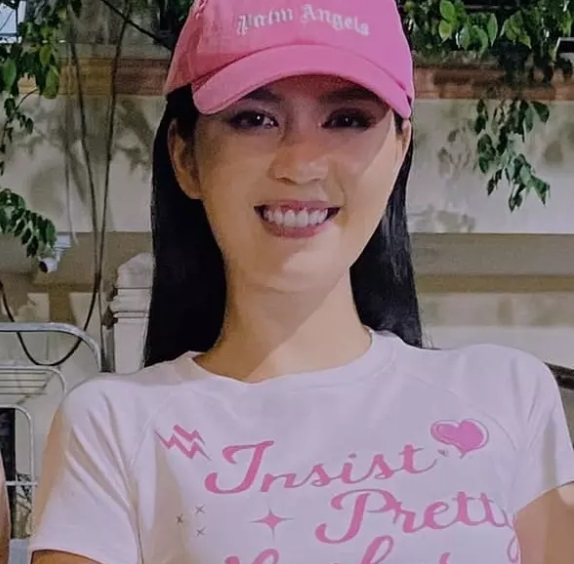 Nhan sắc già chát cùng nụ cười hở lợi khiến Ngọc Trinh mất điểm. Ảnh internet Nhan sắc già chát cùng nụ cười hở lợi khiến Ngọc Trinh mất điểm. Ảnh internet