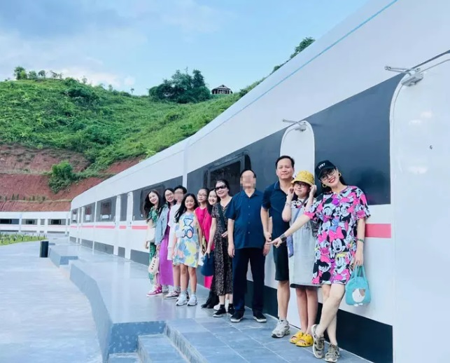 MC Hoài Anh lần hiếm hoi để lộ chân dung ông xã kín tiếng: Ngoại hình gây bất ngờ. Ảnh internet MC Hoài Anh lần hiếm hoi để lộ chân dung ông xã kín tiếng: Ngoại hình gây bất ngờ. Ảnh internet